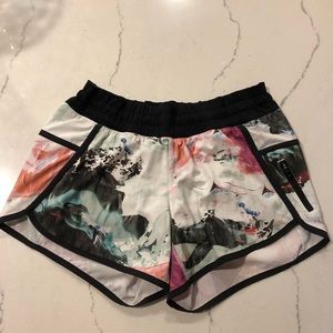 Lululemon Tracker V Short Size 4